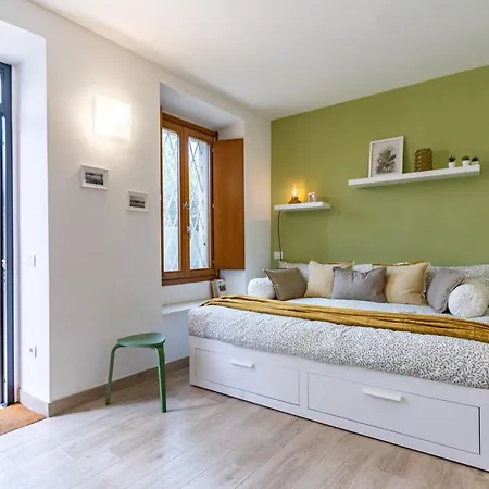 Elm Alley - - Free Wi-fi