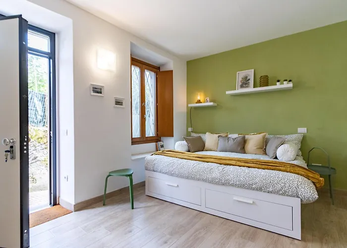 Elm Alley - - Free Wi-fi